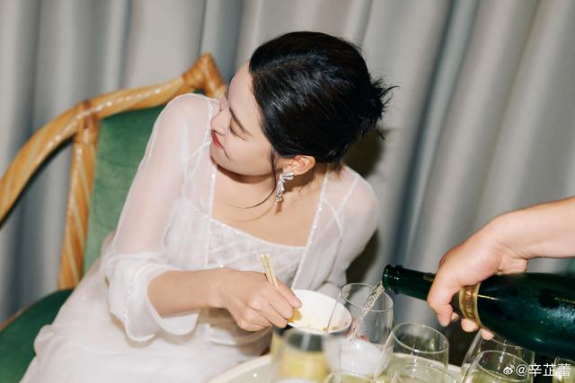 网友调侃辛芷蕾：果然是巨星，泡面配香槟。来源：辛芷蕾微博