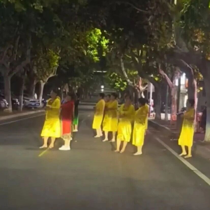 一群阿姨在路中央练舞，“衣着艳丽、影响交通”，当地交警：正约谈组织负责人