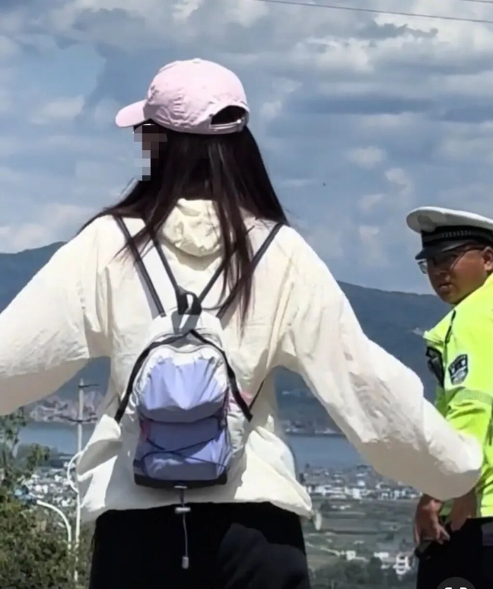 民警劝导游客。