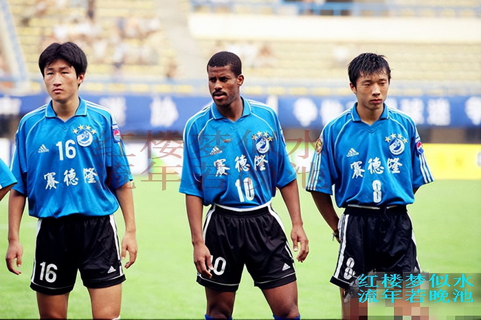 大连足球史上今天：1999年大连万达1-1四川全兴 裁判引发球迷不满