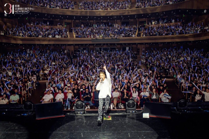 越来越多的歌手巡演场地设置在专业剧院或Livehouse，图为2023年陶喆“欢迎光临”上海专场在前滩31演艺中心。