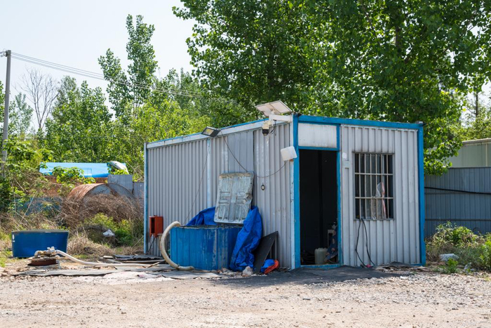 这是李某搭建的活动板房，地下埋设有储油罐。（合肥市公安局供图）