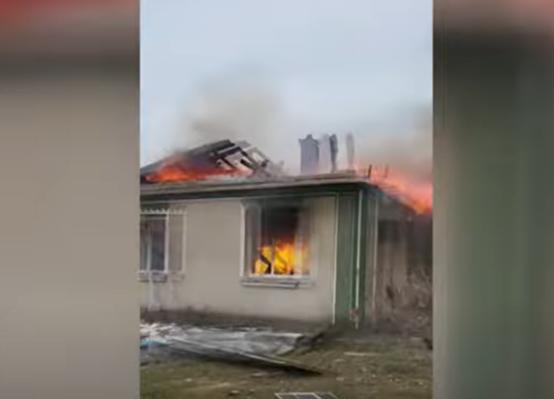 据乌克兰媒体11日报道，一架乌克兰战机携带的弹药坠入一栋民宅。图源：乌媒视频截图
