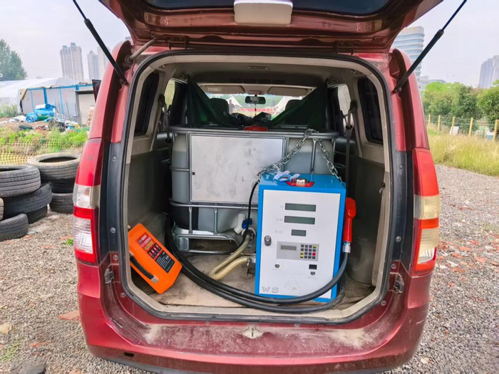 这是由面包车改装成的非法流动加油车。（合肥市公安局供图）