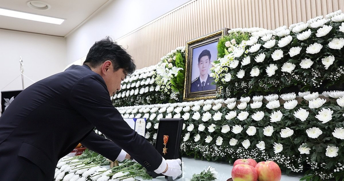 9月12日，韩国总统秘书室室长姜勋植向殉职海警李在锡追授勋章。图源：韩媒