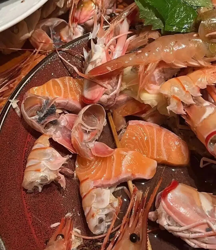 该顾客剩余的三文鱼。图/威海市广播电视台