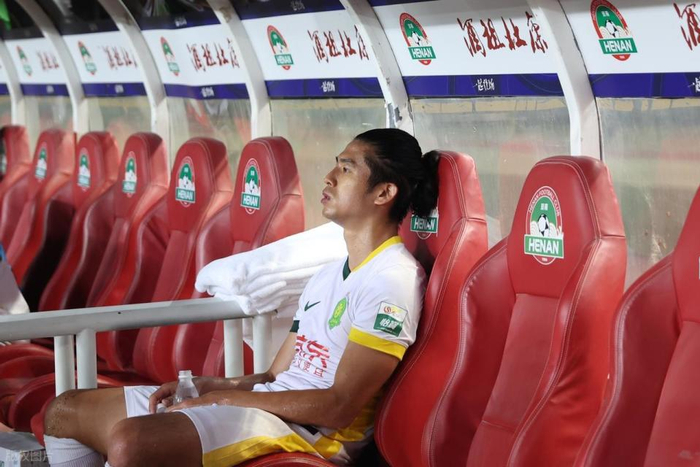 国安球迷再怒批球员：2场输8个！还要脸吗？张玉宁+王刚低头沉默逃离