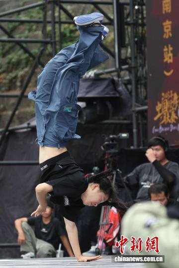 图为选手在舞台上展示舞技。 中新社记者 泱波 摄 