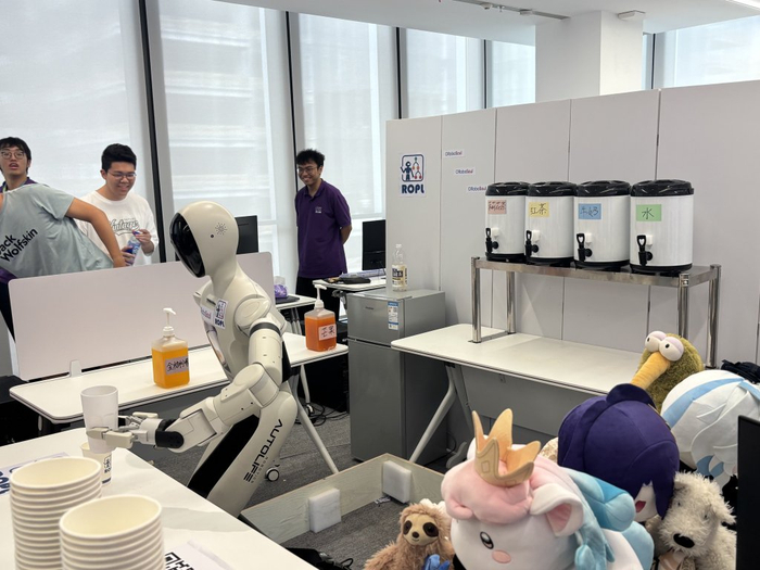 学院导师与学生风采展示，机器人正在做奶茶。