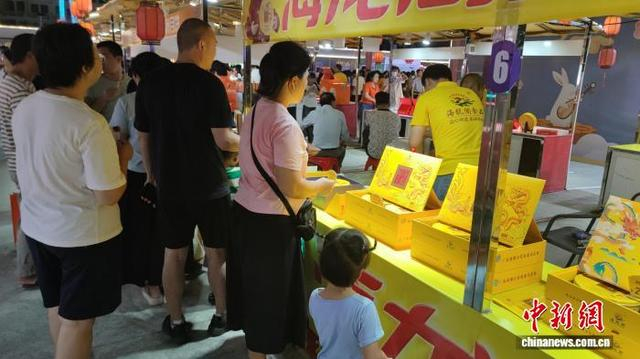 市民在月饼展销区选购月饼。梁天宇 摄