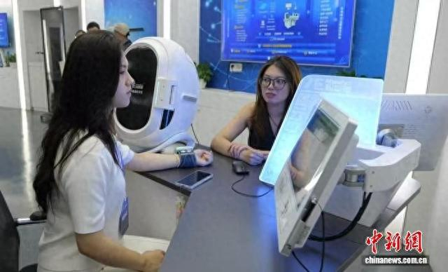 AI“老中医”正在给媒体记者诊断。范龙贵 摄