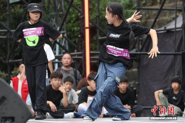 图为选手在舞台上展示舞技。 中新社记者 泱波 摄 