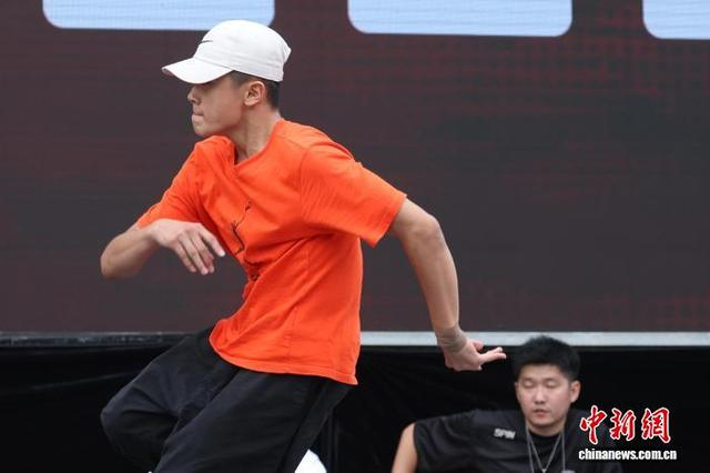 图为选手在舞台上展示舞技。 中新社记者 泱波 摄 