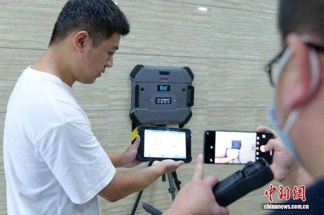 穿墙雷达“隔墙探物”。范龙贵 摄