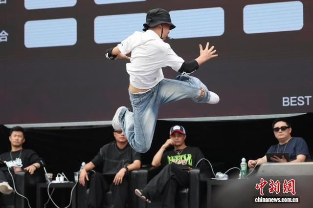 图为选手在舞台上展示舞技。 中新社记者 泱波 摄 
