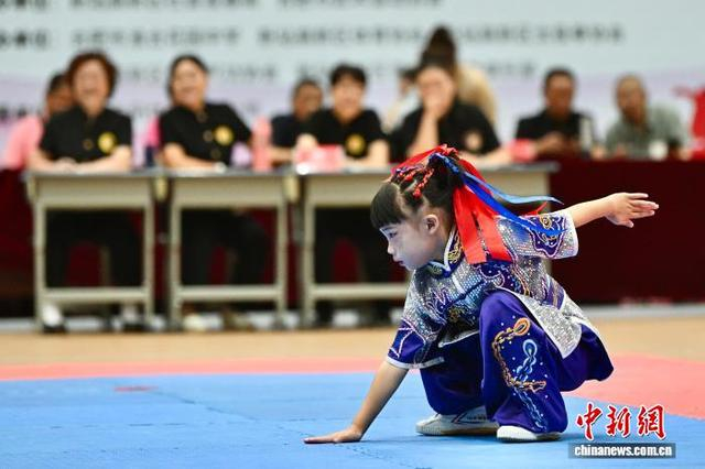 图为一位小朋友在展示招数。中新社记者 韩苏原 摄 