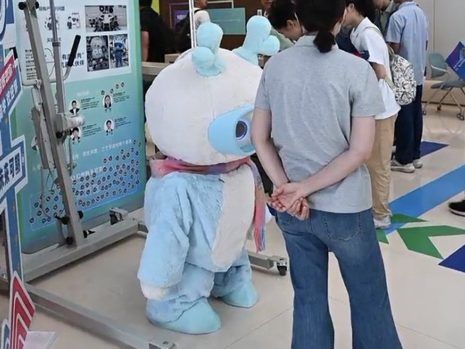 上海创智学院门口的“创智龙”。本文图片均为 澎湃新闻记者 邹佳雯 图