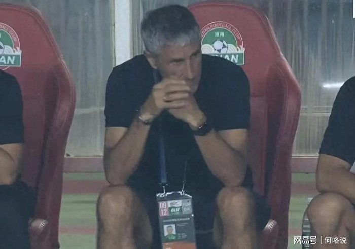 0-2爆冷，中超夺冠热门意外失利，教练表情复杂，关键战告负。