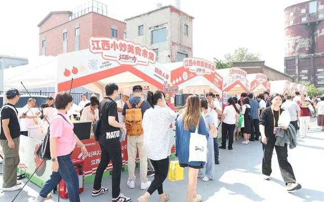 “江西小炒美食市集”亮相服贸会。新京报记者 王飞 摄