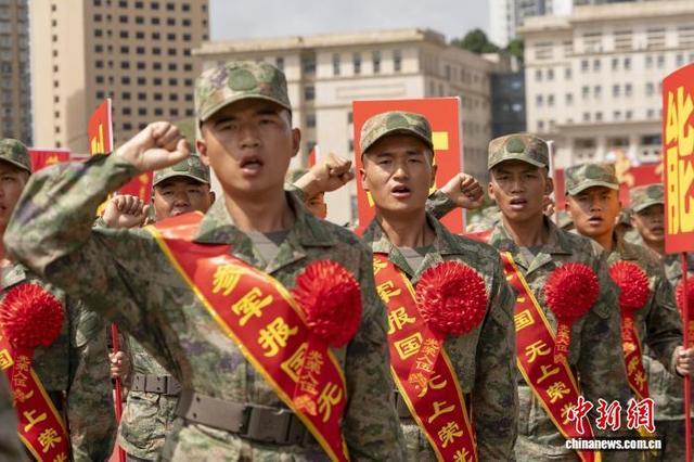 图为9月13日，威宁彝族回族苗族自治县入伍新兵进行宣誓。赵庆能 摄
