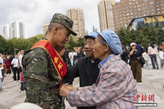 图为9月13日,威宁彝族回族苗族自治县入伍新兵向家属告别。赵庆能 摄