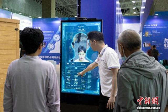 体验人工智能健康筛查系统。中新网记者 杨迪 摄