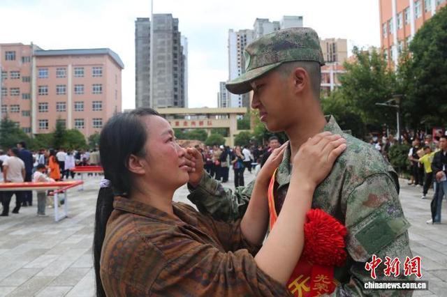 图为9月13日,威宁彝族回族苗族自治县入伍新兵向家属告别。赵庆能 摄