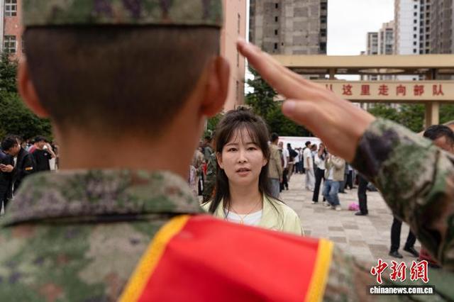 图为9月13日,威宁彝族回族苗族自治县入伍新兵向家属告别。赵庆能 摄