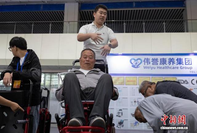 体验爬楼机。中新网记者 杨迪 摄