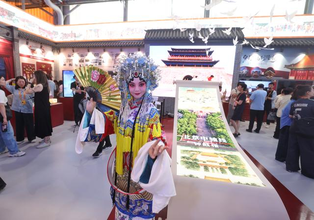 文旅服务专题展东城展区，戏曲演员现场演绎。新京报记者 王贵彬 摄