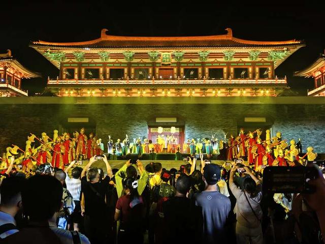 在湖北襄阳唐城的朱雀门前，游客正在观看演出。中青报·中青网见习记者 席聪聪/摄