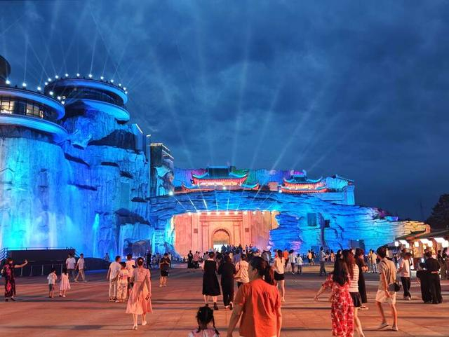 “武当一梦”演出即将上演，游客正前往观看。中青报·中青网见习记者 席聪聪/摄