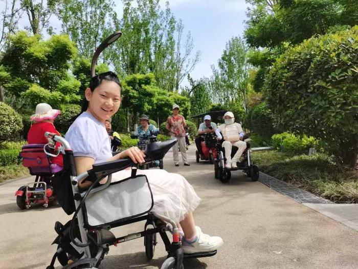 王一涵参加残障中心的体验无障碍出行活动。