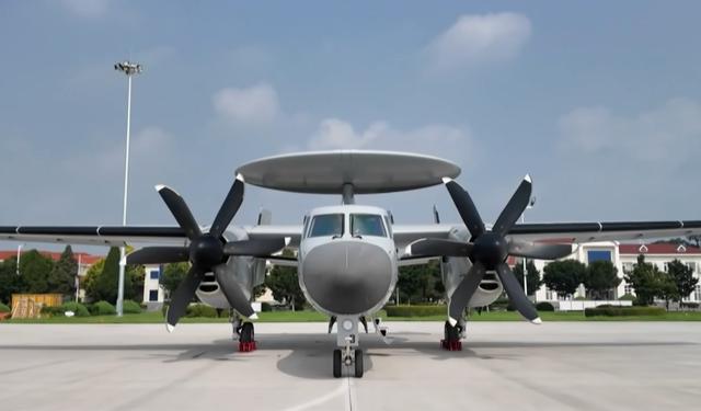 图2 搭载两台“涡桨6C”发动机的空警600 画面来源：央视新闻 