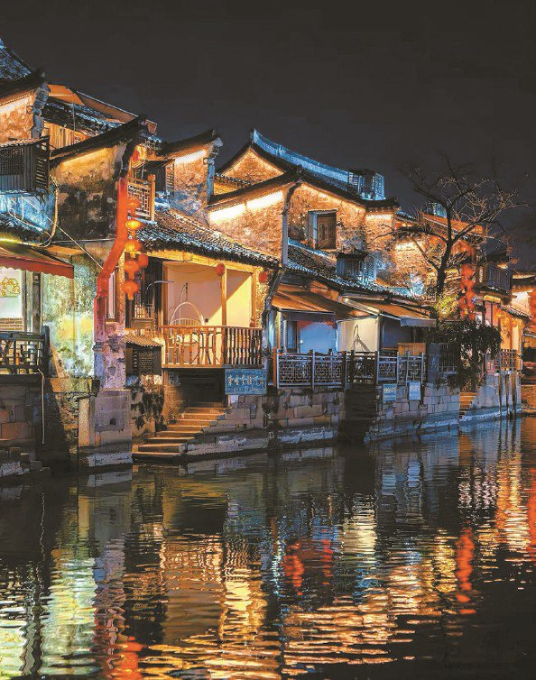             上海交运巴士推出的“寻游”系列——夜游西塘          