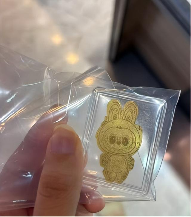 （售价10元的Labubu金箔 第一财经记者摄）