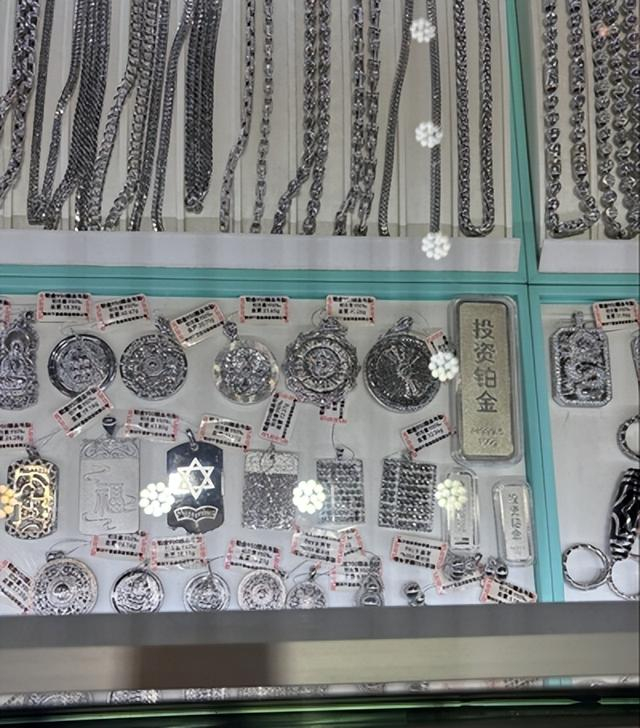 （许多店铺兼售投资铂金 第一财经记者摄）