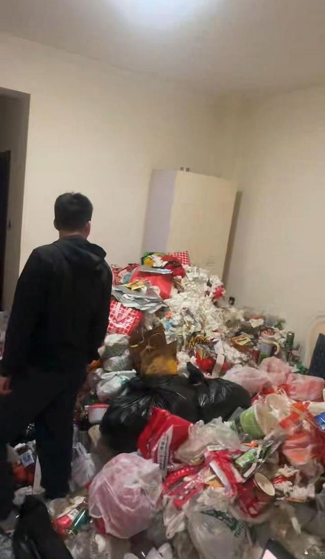 无从下脚的房间（视频截图）