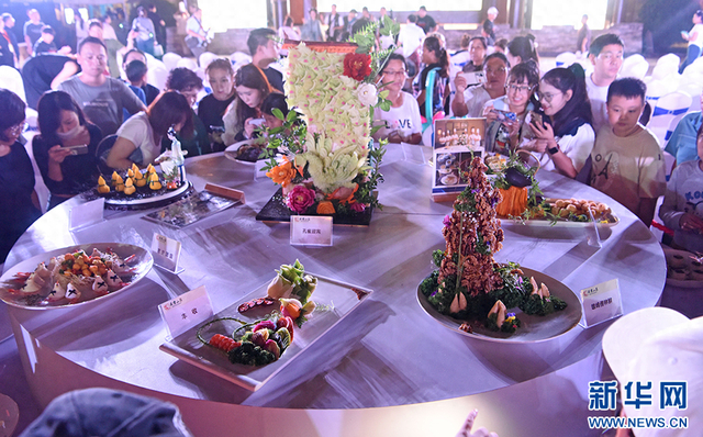 9月14日，市民在“超级皖”美食争霸赛淮南城市战队选拔赛现场欣赏豆腐宴。新华网发（陈彬 摄）
