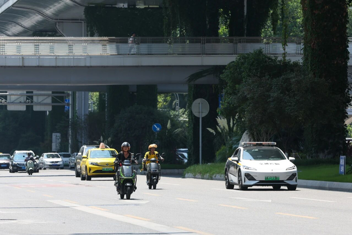 在重庆市渝北区龙溪街道新南路，外卖骑手在高温下工作 黄伟 摄