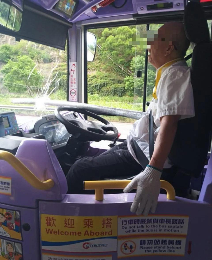 9月15日，铁棍击穿香港一辆巴士挡风玻璃，后击中司机胸部。图源：港媒