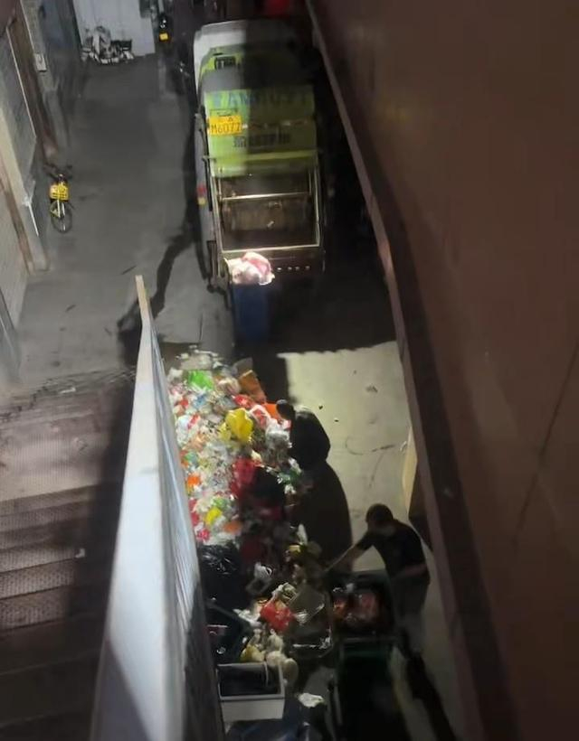 连夜清理垃圾（视频截图）