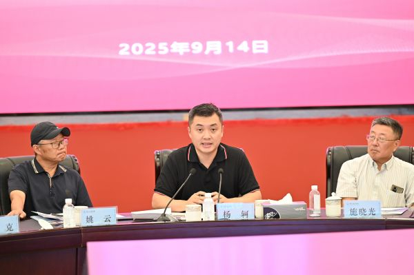 人民论坛杂志社副总编辑杨轲在座谈会上总结发言。