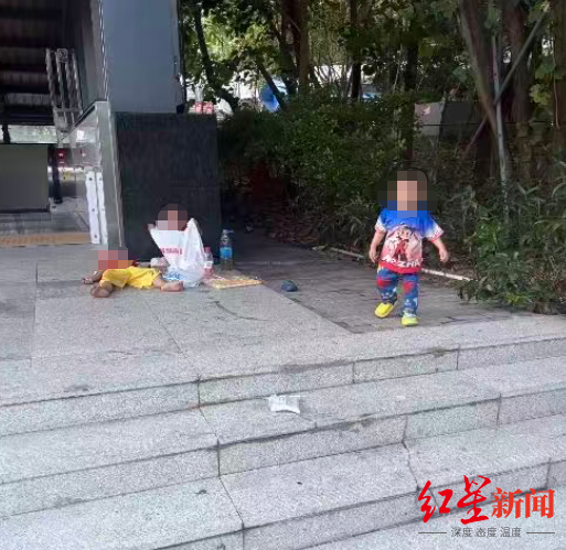 深圳地铁回应“三孩童躺坐地铁口无人陪同”：父亲跑摩的，街道社区已提供帮助