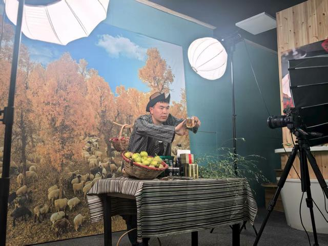 在巴州尉犁县兴平镇达西村电商孵化基地，新加入电商大军的年轻人正在直播卖货。田媛摄