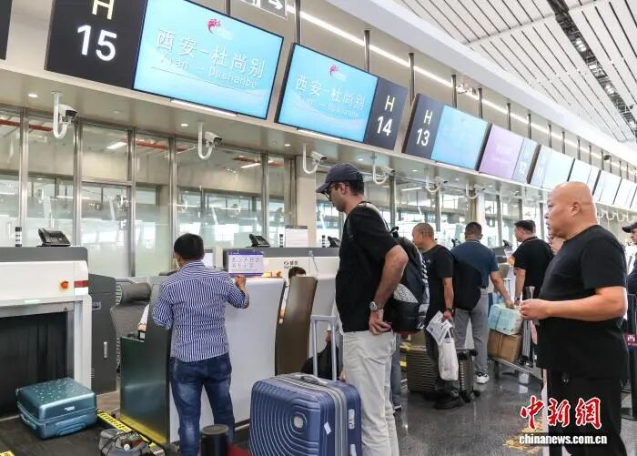 9月16日，西安直飞杜尚别国际航线开通，乘客正在办理值机。　李宜鹏 摄