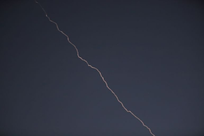 一枚从也门发射的导弹出现在约旦河西岸南部城市希伯伦上空。图源：半岛电视台