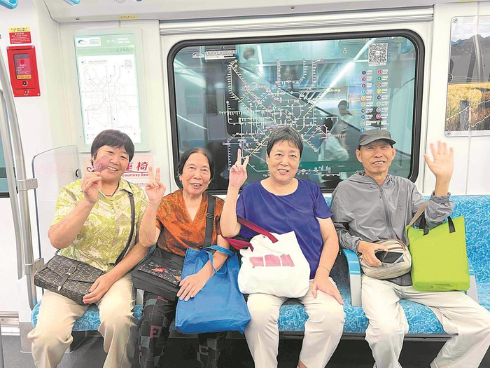     市民乘坐17号线二期列车。