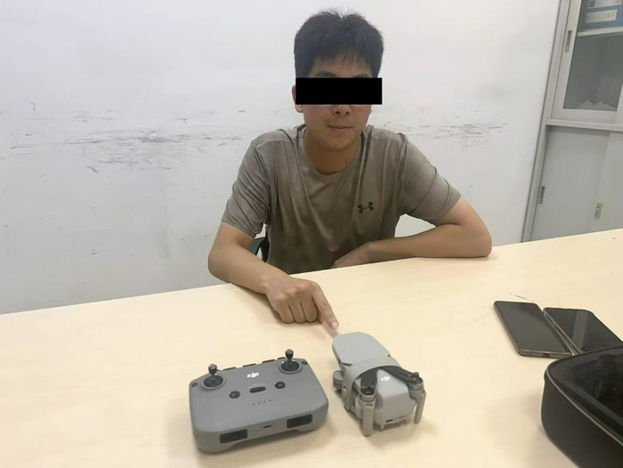 违法人员因“黑飞”被警方行政处罚。上海市公安局供图