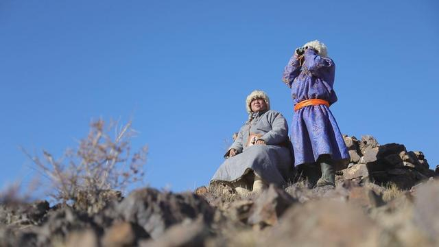 阿迪雅与小儿子阿迪立一起巡边。受访者 供图